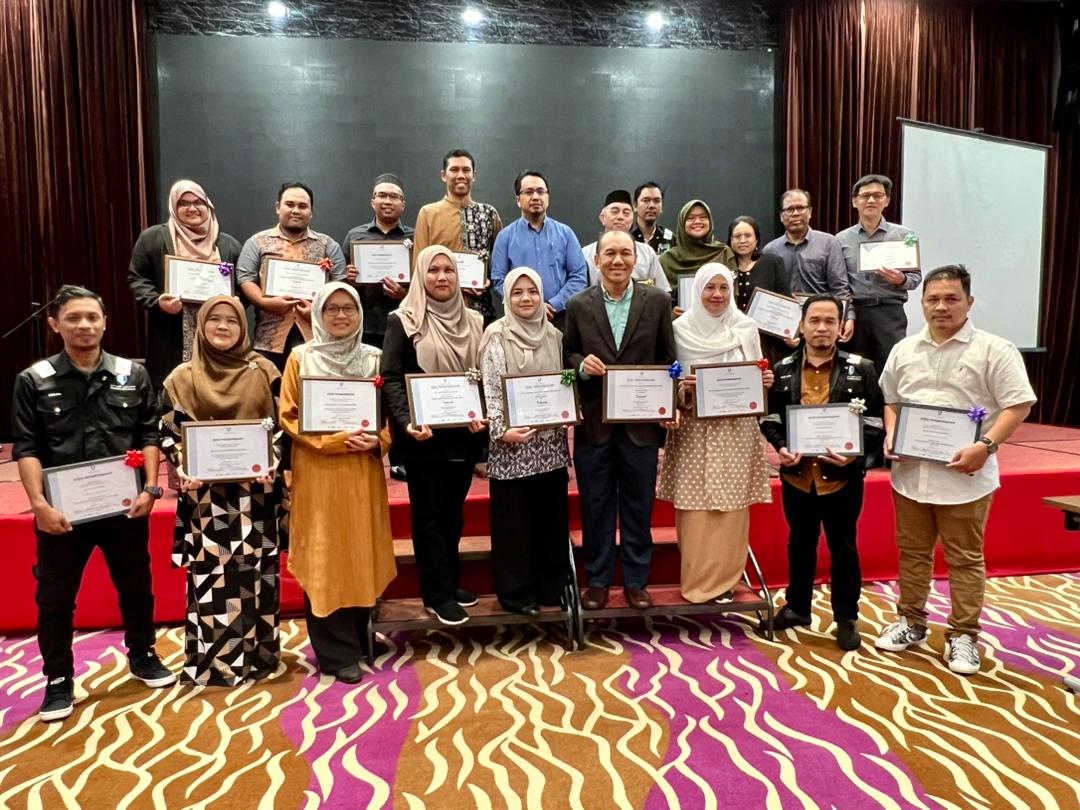 Tahniah kepada Penerima Sijil Penghargaan bagi Anugerah Penyelidikan, Pertukaran Staf, Pemenang KIK, Top 2% World Scientist dan Persaraan FTKA 2022-2023